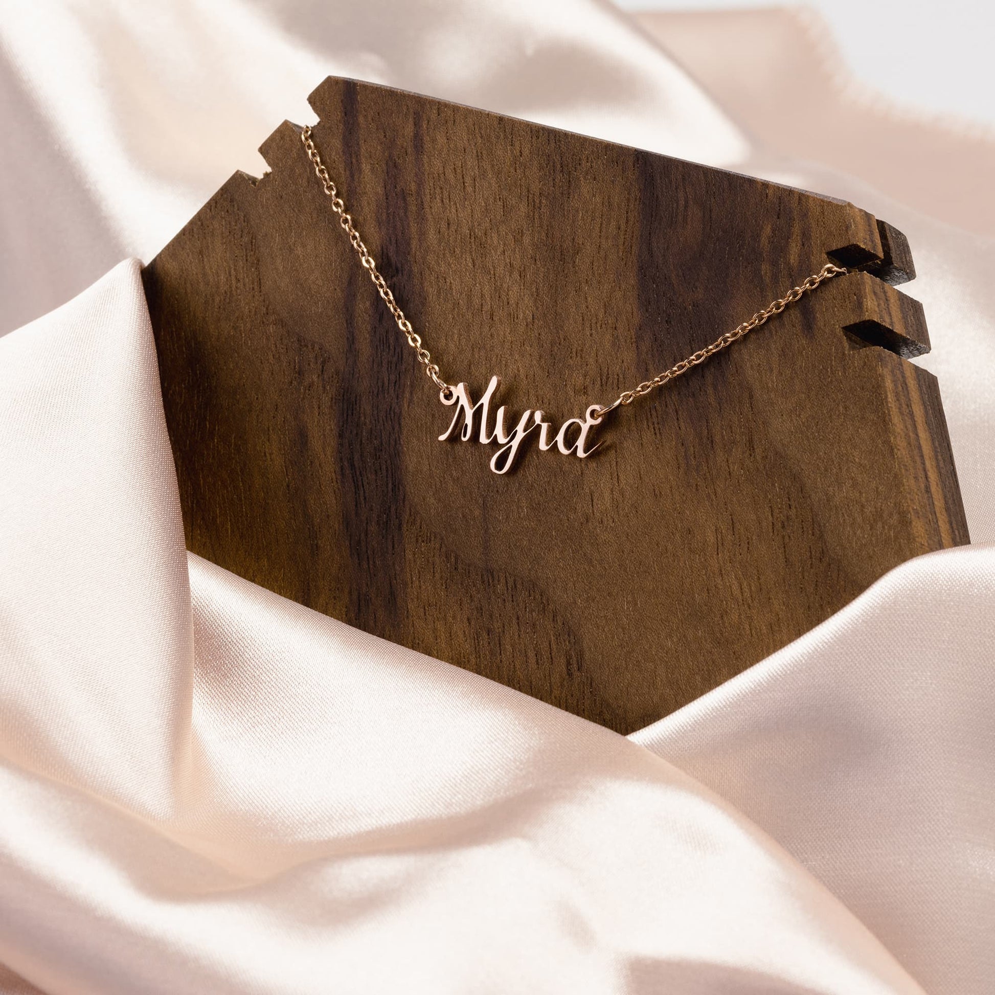 Name_Necklace_Mockups_File.jpg_15585124